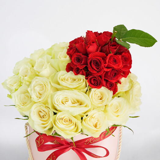 Rosas rojas y blancas de lujo en una caja de diseño