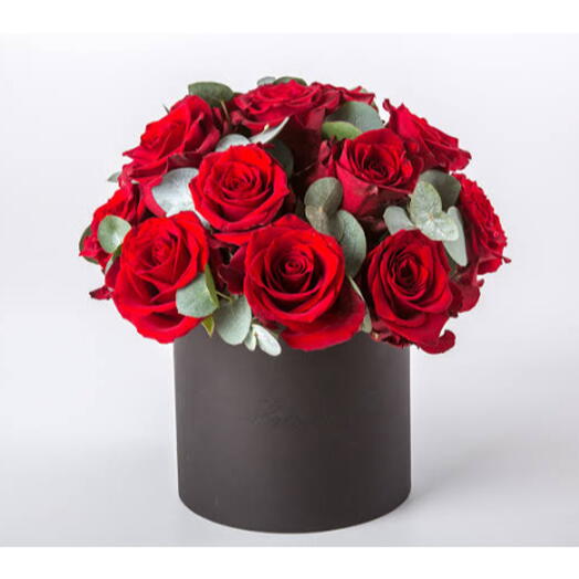 25 красных роз с эвкалиптом в коробке