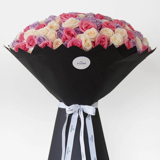 Букет из розовых, фиолетовых и белых роз благородного цвета слоновой кости