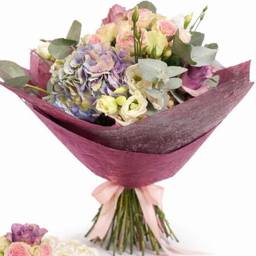 Микс роскошного букета цветов с тортом