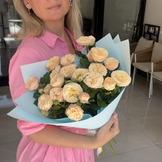 باقة مع أزهار الفاوانيا وورود سبراي