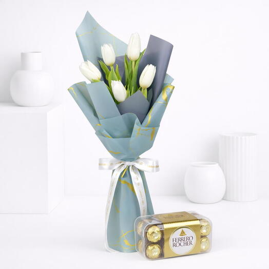 زهور التوليب البيضاء الأنيقة وحلوى فيريرو روشيه