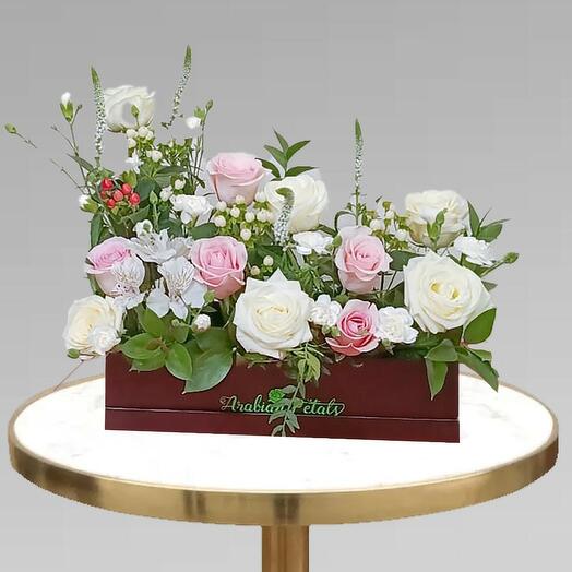 Композиция из белых и розовых роз