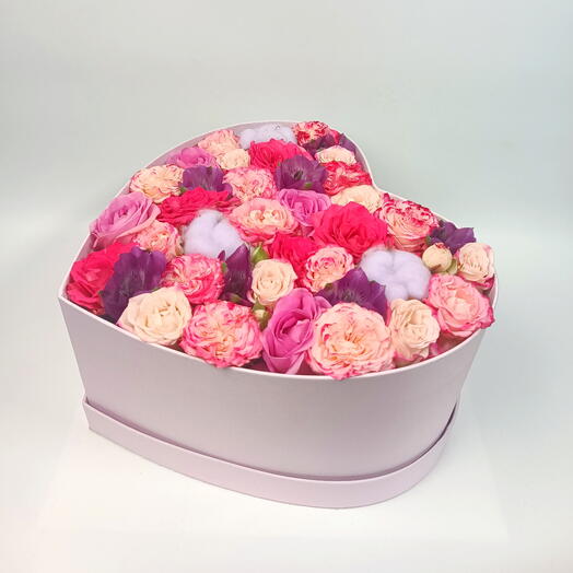 Arreglo de flores en caja con forma de corazón