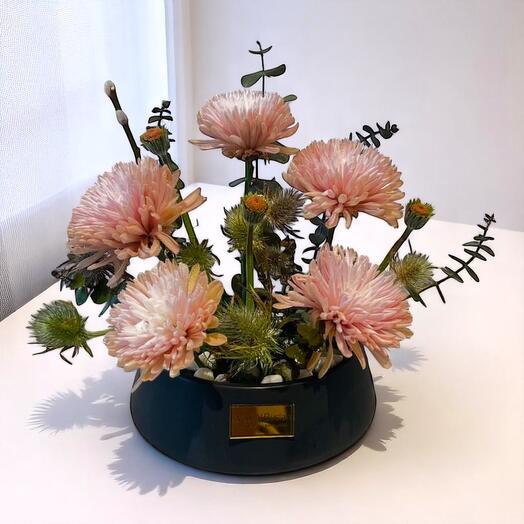 Элегантная коробка с розовыми хризантемами – современная композиция с чертополохом и эвкалиптом