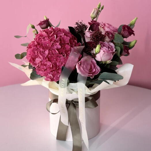 Алое цветение: небольшая коробка с гортензией, розами и эустомой