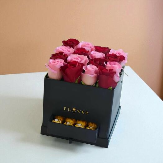 Коробка с красными и розовыми розами