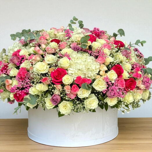 Вечная любовь; композиции из роз и гортензий в белой круглой коробке