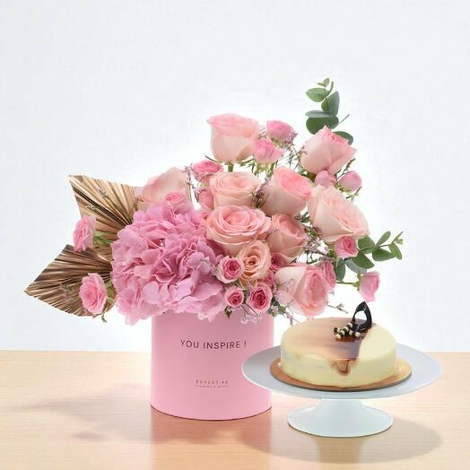 Золотая розовая коробка с цветами – комбо с тортом