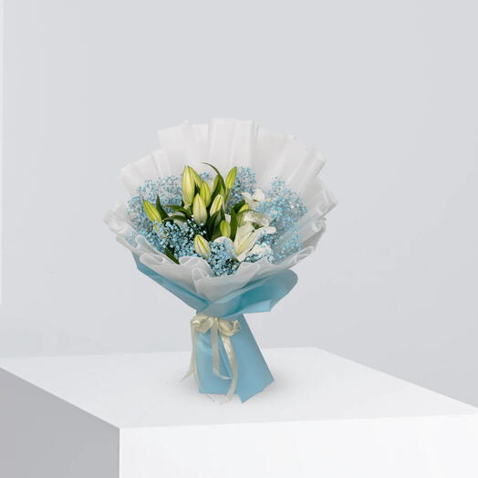 Для новорожденного – 10 лилий с гипсофилой в белой упаковке | роскошный букет для новорожденного | поздравительные цветы | подарок новорожденному |