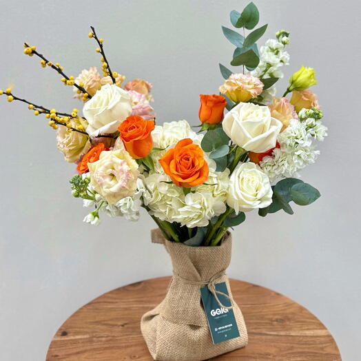 Закатное объятие белой розы