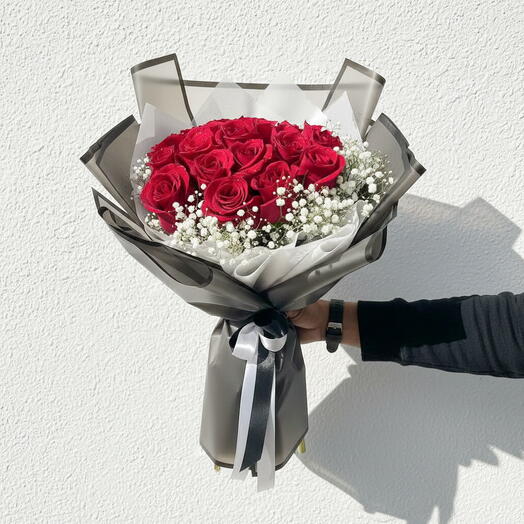 Вечная элегантность: букет из 21 красной розы и гипсофилы | Подарок любви в Дубае