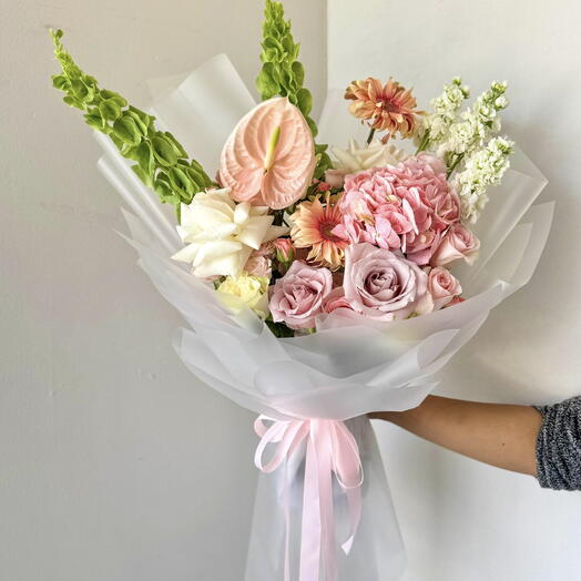 Облако из свежих белых и розовых гортензий Ohara