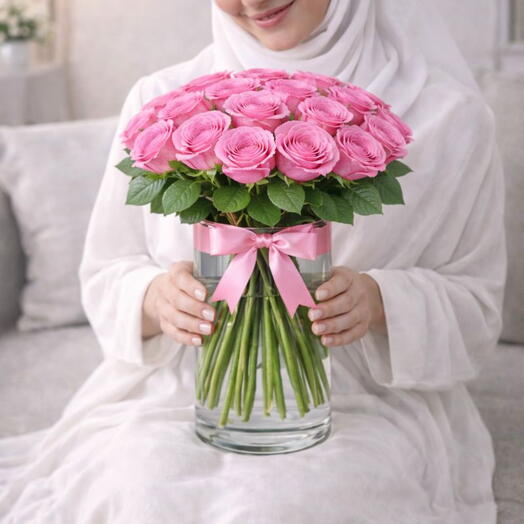 Ваза с розовыми розами