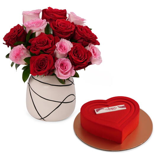 Розовая элегантность — коробка с миксом роз и шоколадный торт в форме сердца