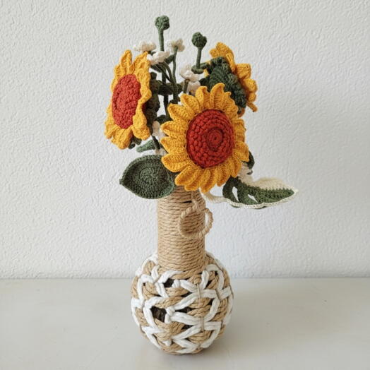 Букет подсолнухов, связанный крючком, в джутовой вазе ручной работы
