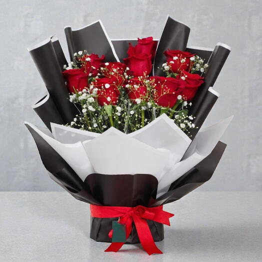 Специальный букет флориста из 15 красных роз для неё