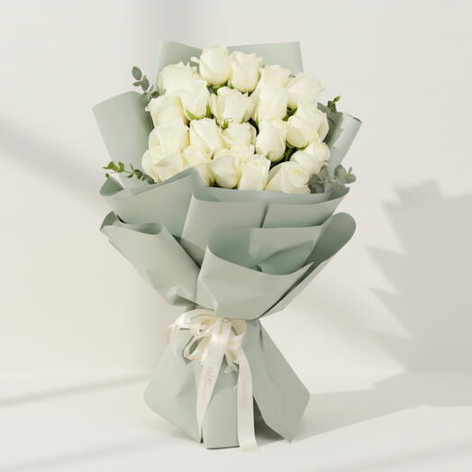 18 White Roses