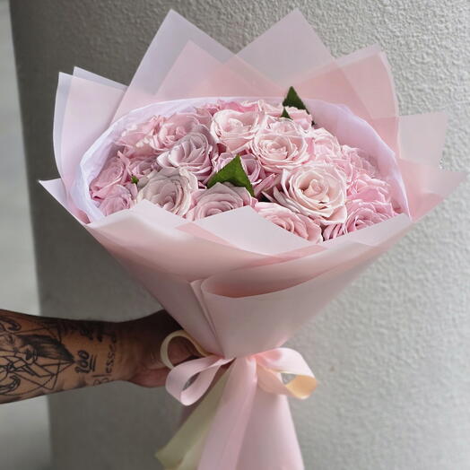 25 Light Pink Roses in Pink