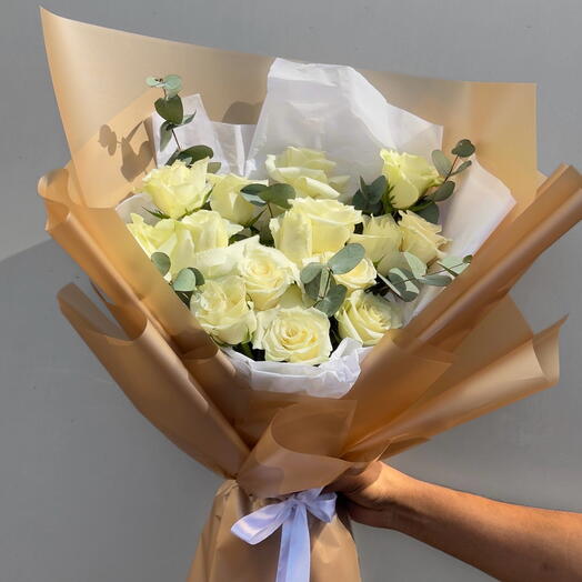 Вневременная чистота — букет из 15 белых роз | Элегантный подарок для новых начинаний, свадеб   годовщин