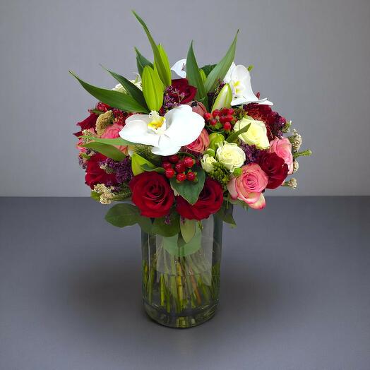 Смешанные цветы в вазе