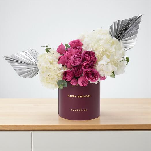 Элегантная фирменная коробка с цветами ко дню рождения