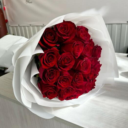 Премиальный и роскошный букет из 20 красных роз