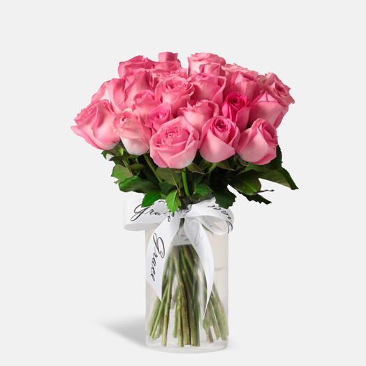 Розовые розы в вазе