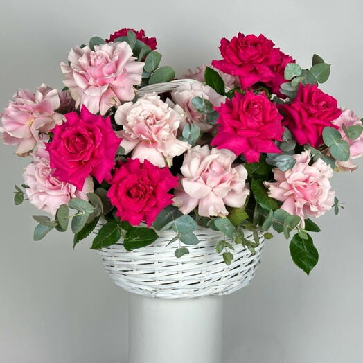 Корзина из 51 роскошной классической розы розового или нежно-розового цвета для годовщины или