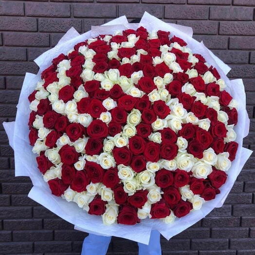Red and white grand bouquet