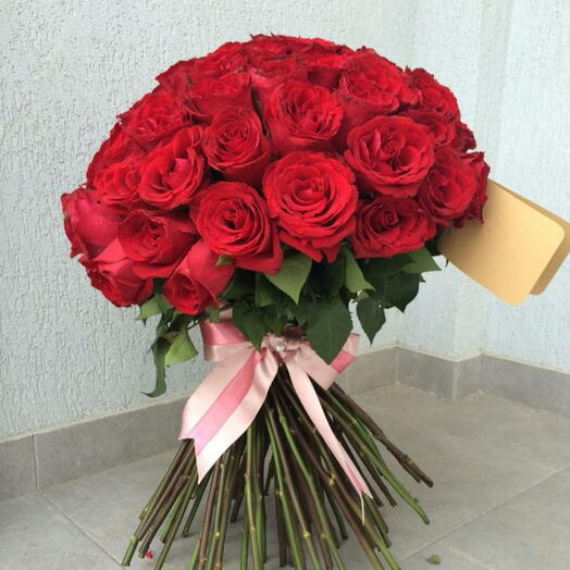 Cascada clásica de rosas rojas