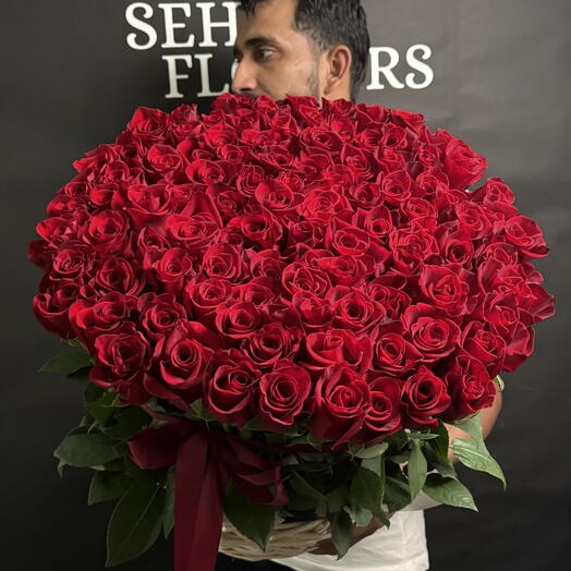 Корзина из 100 красных роз