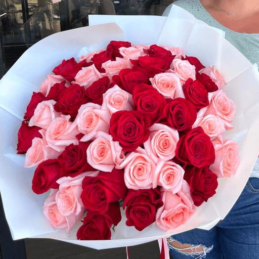 Ramo de rosas rosadas y rojas