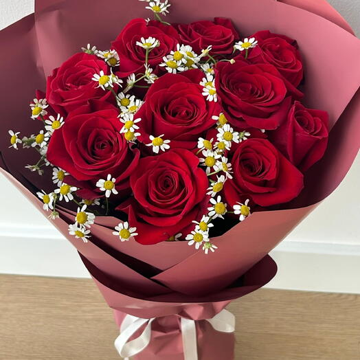 Романтические Красные Розы   Букет Ромашек