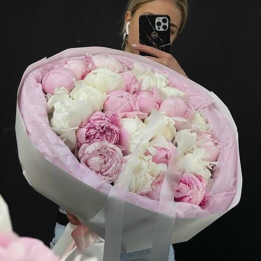 Bouquet of pink and white peonies premium