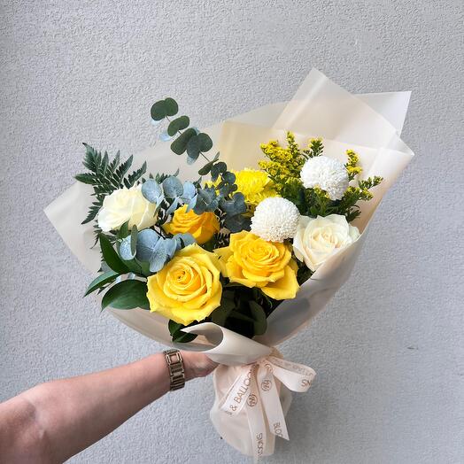 Bouquet de fleurs blanches et jaunes