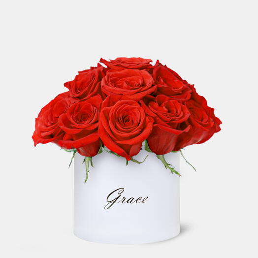 Красные розы в маленькой коробке