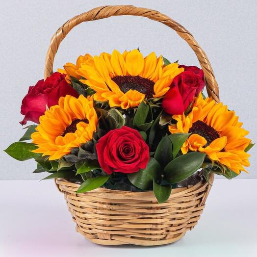 Корзина с подсолнухами