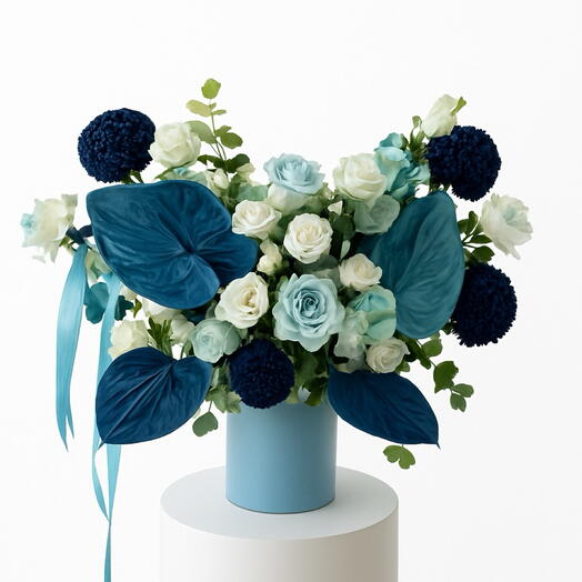 Синяя и белая цветочная коробка