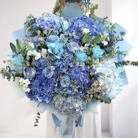 Восхищение   Чистота Белые розы символизируют чистоту, а голубые гортензии Роскошный Букет