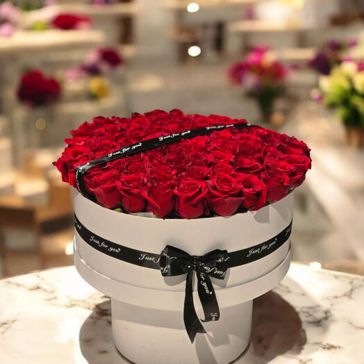 Цветы в роскошной белой коробке