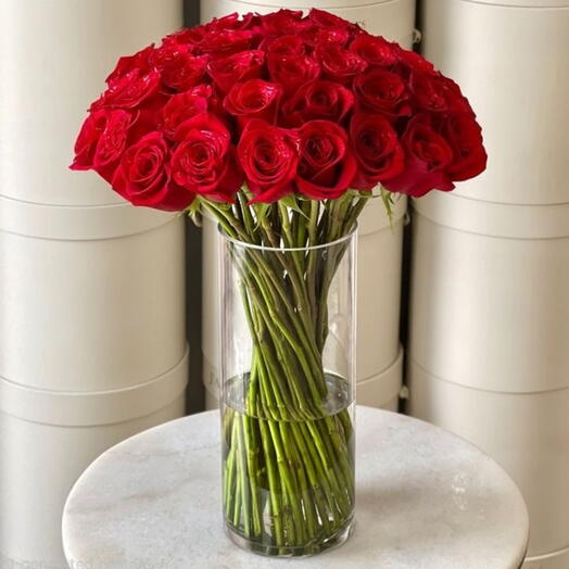 Премиальные 30 красных роз в стеклянной вазе