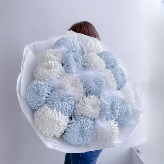 Мальчик - большой букет хризантем