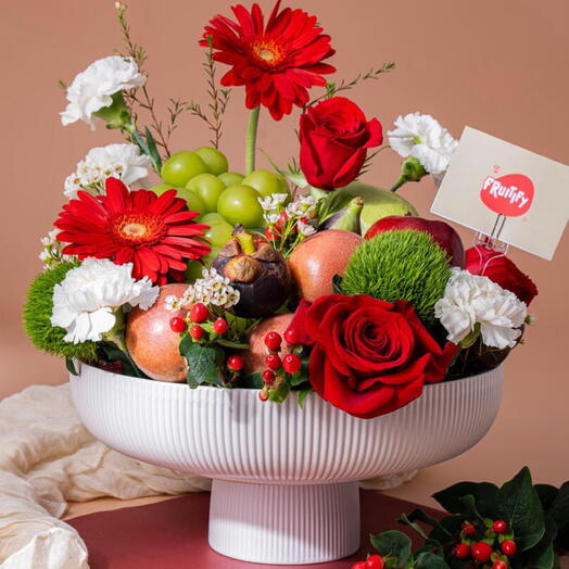 تنسيق زهور أنيق واحتفالي مع فواكه غريبة