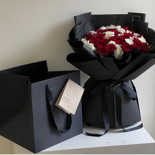 Moonlight _ 51 красных или кремово-белых роз букет в корзине