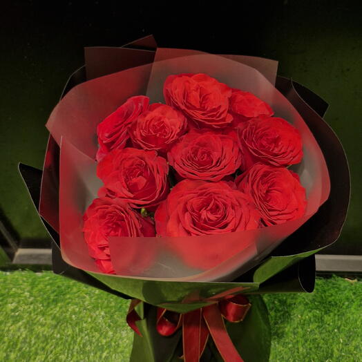 Красные розы в чёрном букете