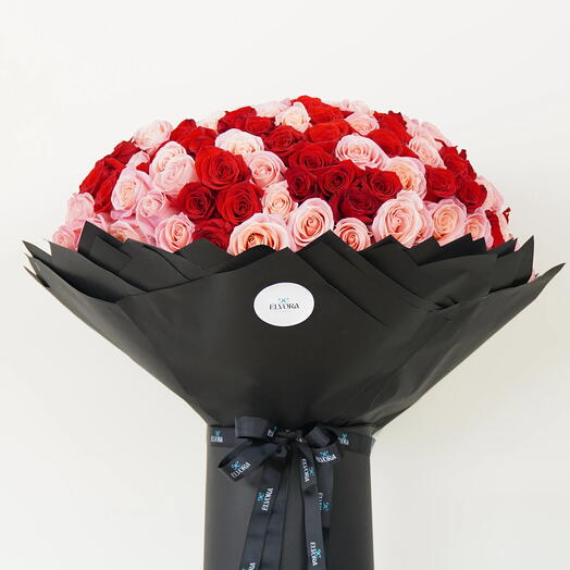 Велюровый садовый букет из красных и розовых роз