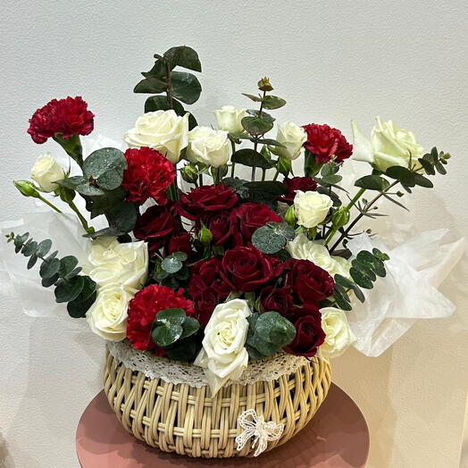 سلة ورود كلاسيكية حمراء وبيضاء