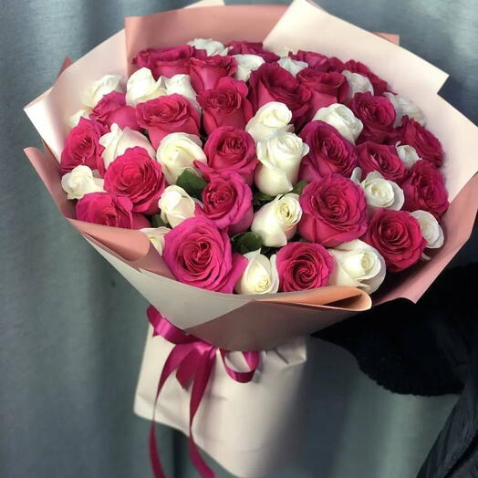 MERANA   POLASTER ROSES IN A BQT