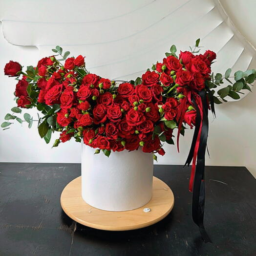 Коробка с красными розами